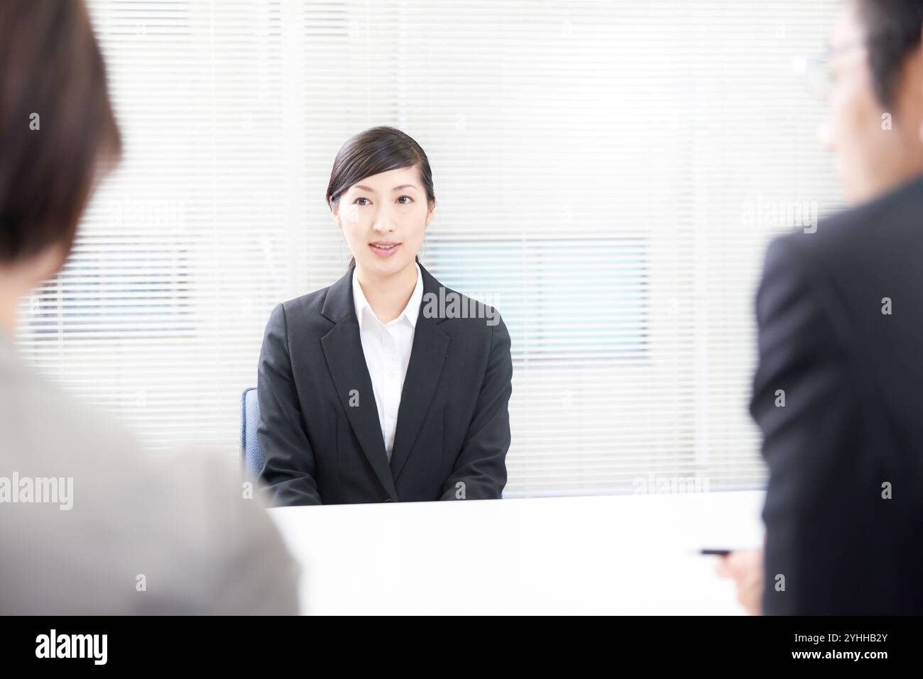 Donna in una causa di reclutamento che viene interrogata Foto Stock