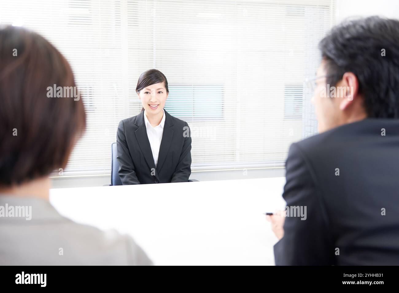 Donna in una causa di reclutamento che viene interrogata Foto Stock