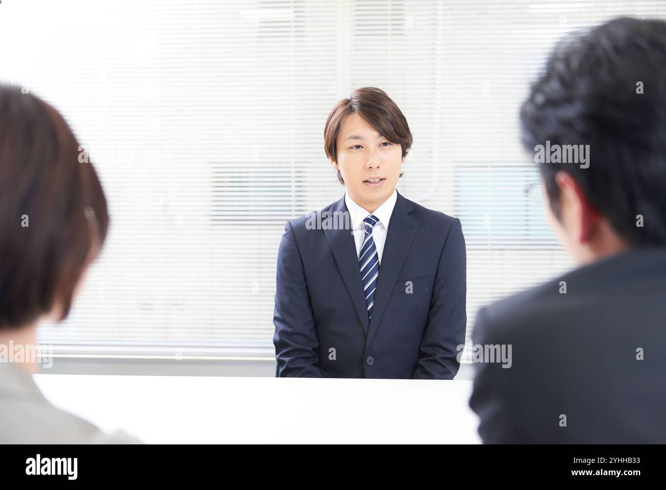 Uomo in una causa di reclutamento che viene interrogato Foto Stock