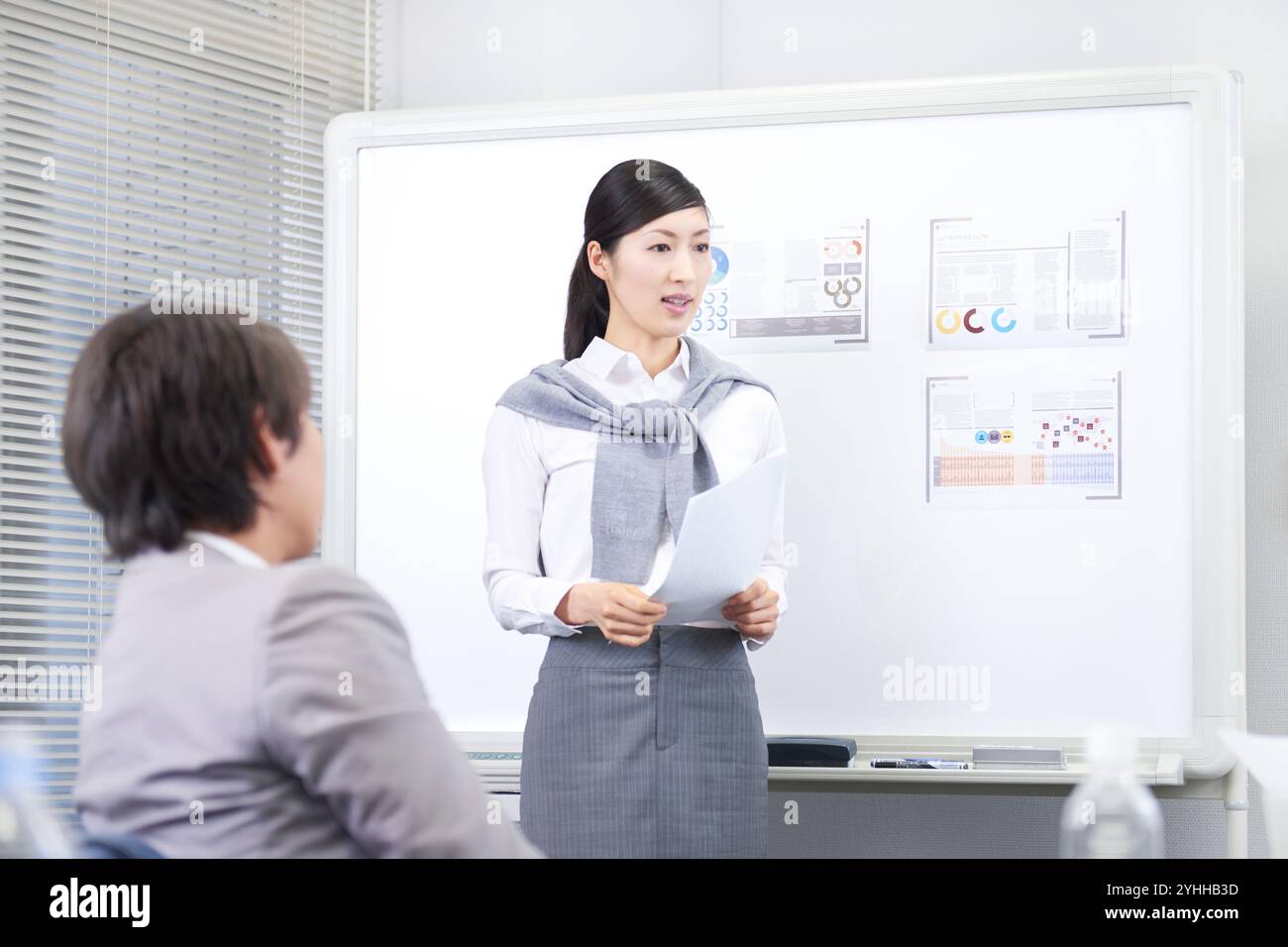 Uomini d'affari e donne che hanno una riunione in compagnia Foto Stock