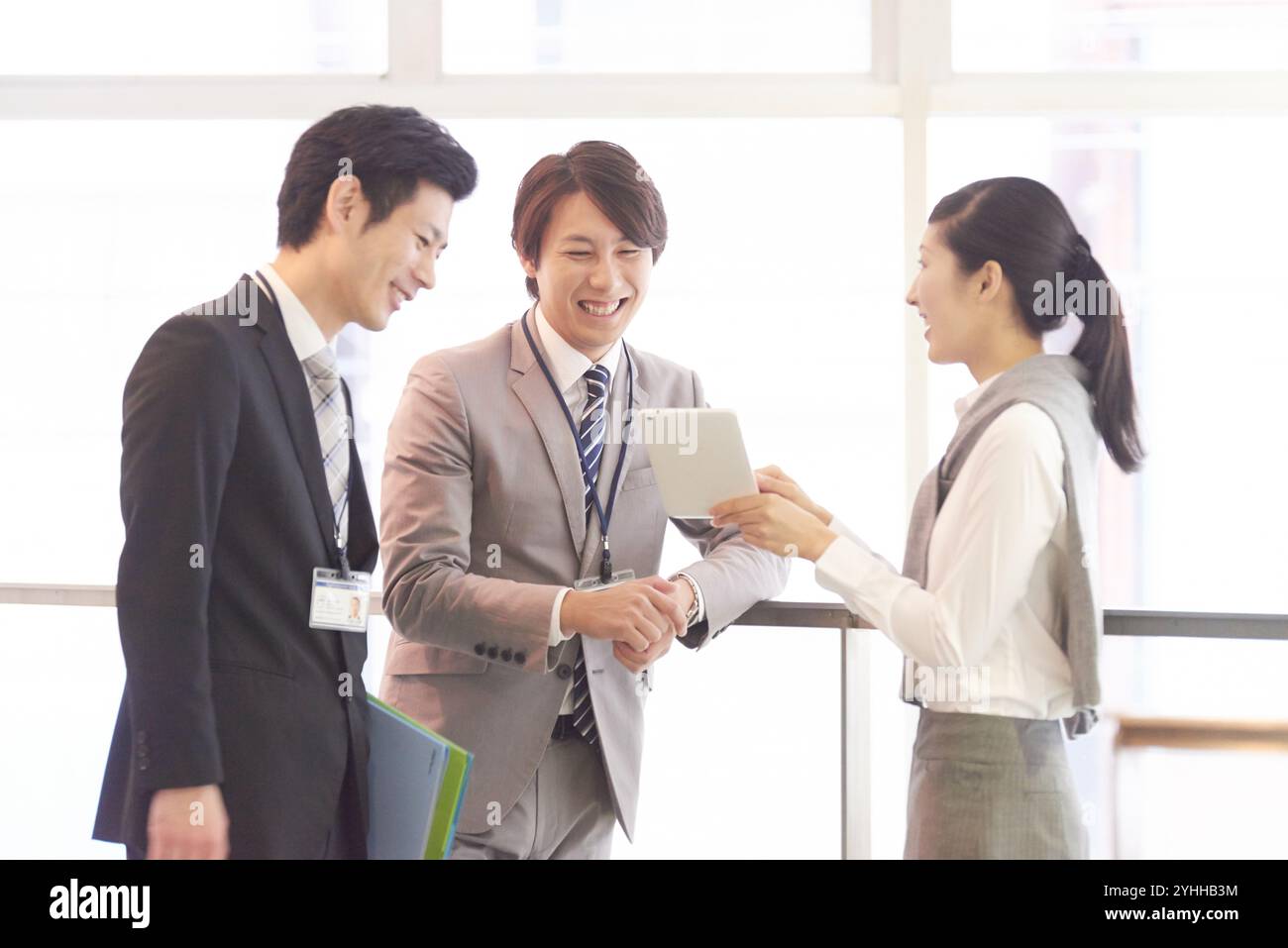 Uomo d'affari e collega che parlano in corridoio Foto Stock