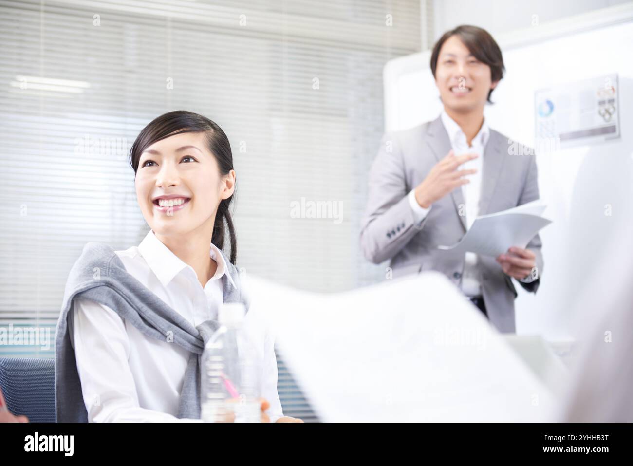 Uomini d'affari e donne che hanno una riunione in compagnia Foto Stock