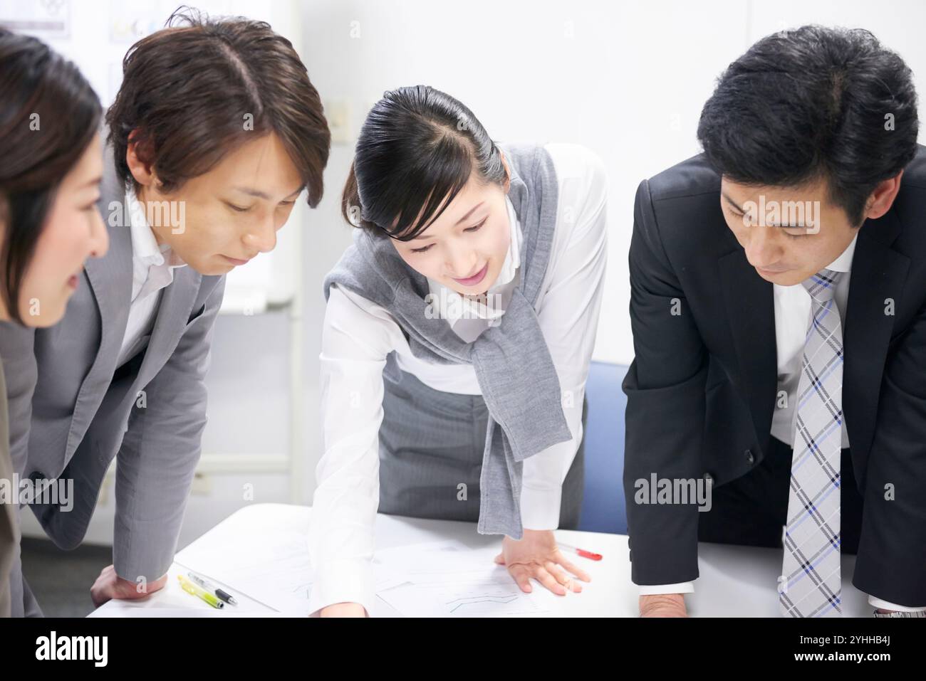 Uomini d'affari e donne che hanno una riunione in compagnia Foto Stock