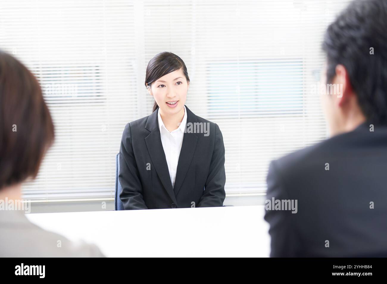 Donna in una causa di reclutamento che viene interrogata Foto Stock