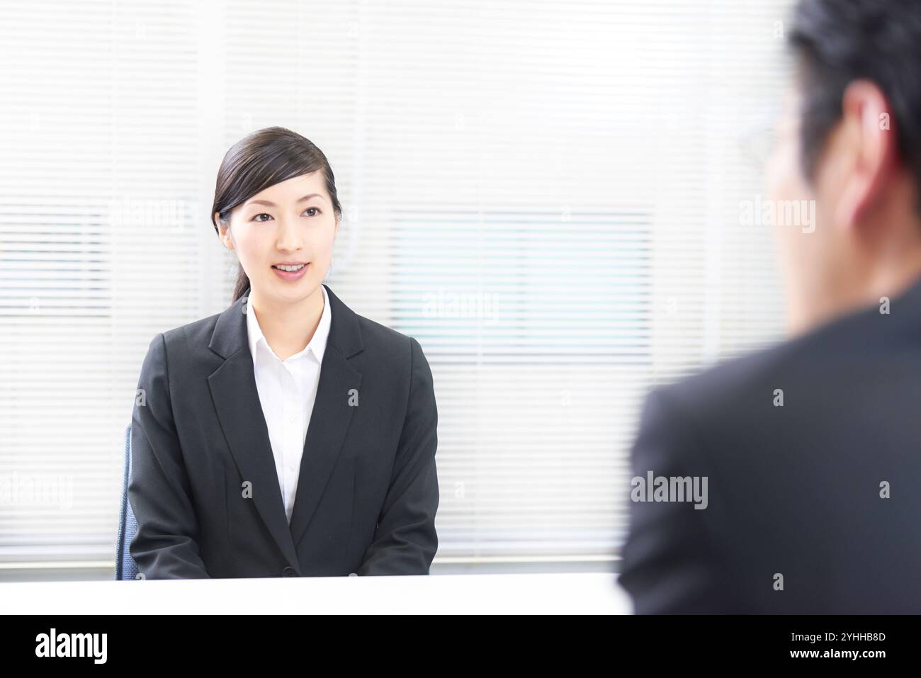 Donna in una causa di reclutamento che viene interrogata Foto Stock