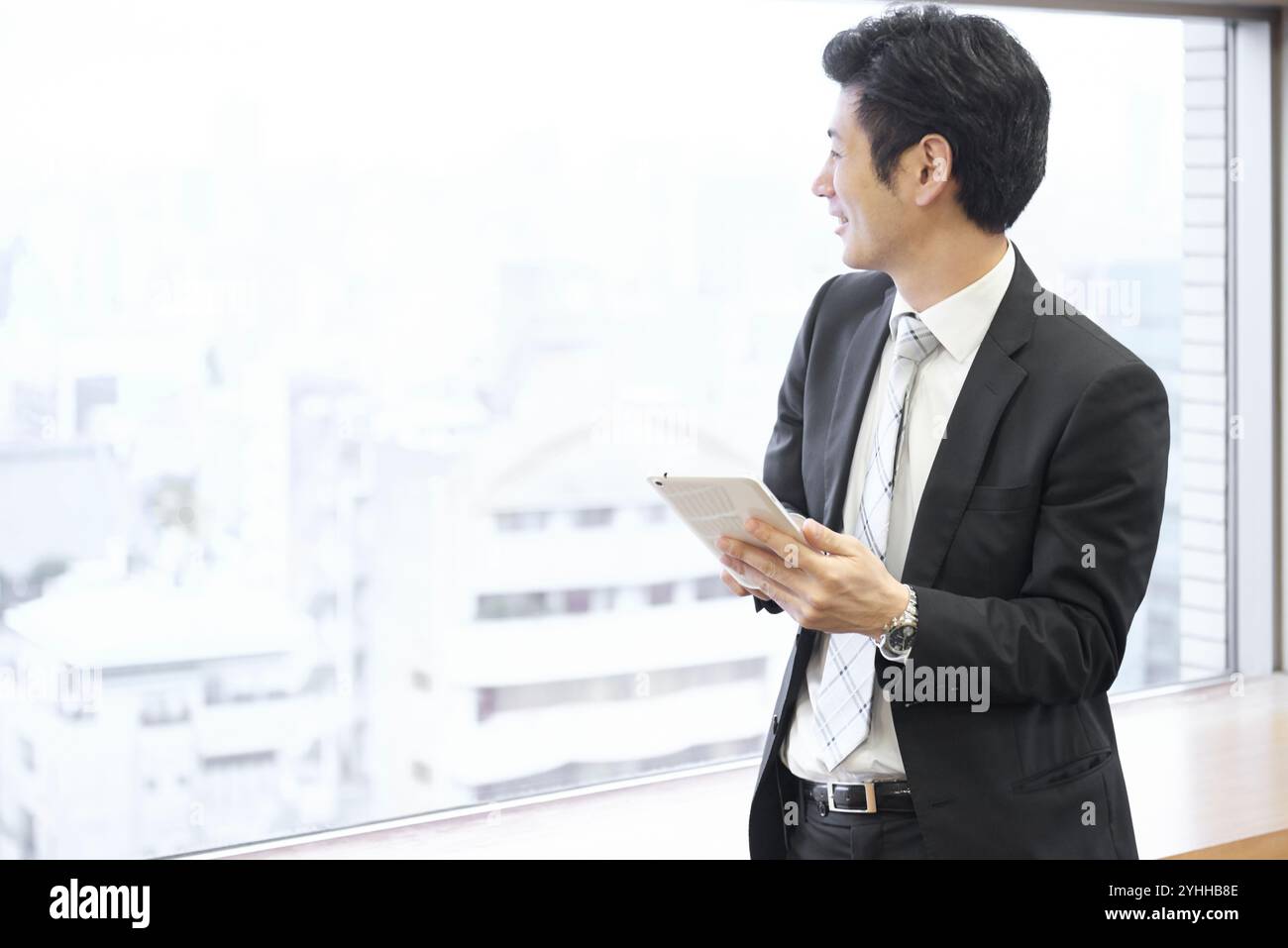 Uomini d'affari e tablet Foto Stock