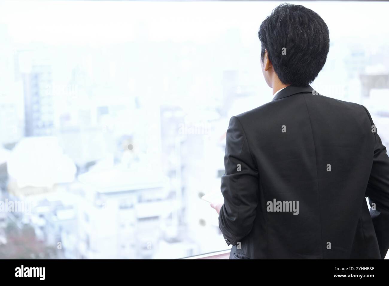 Imprenditore guardando al di fuori Foto Stock