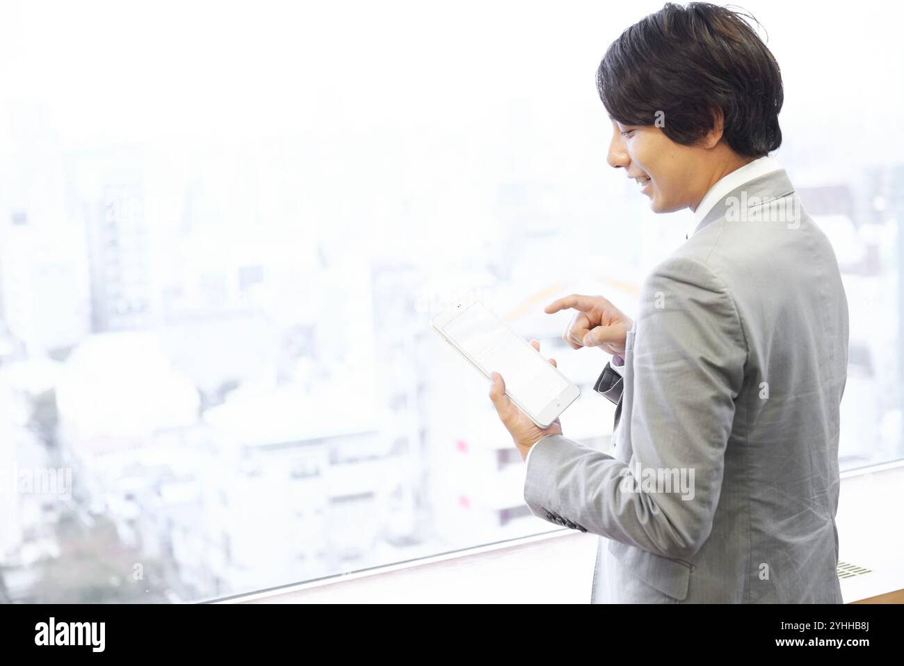 Uomini d'affari e tablet Foto Stock