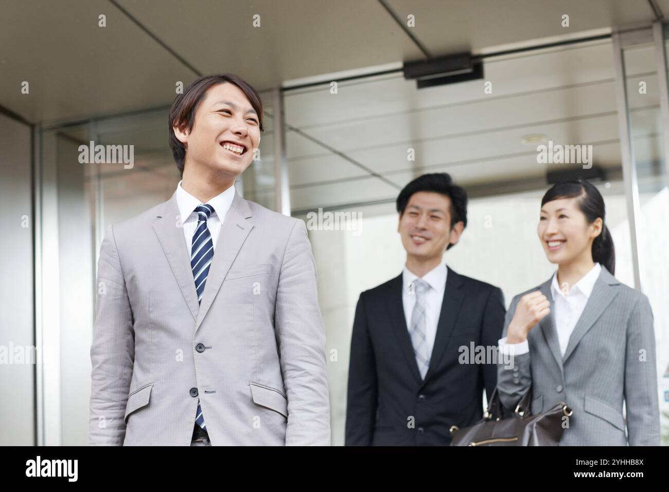 Uomo d'affari e collega che esce Foto Stock