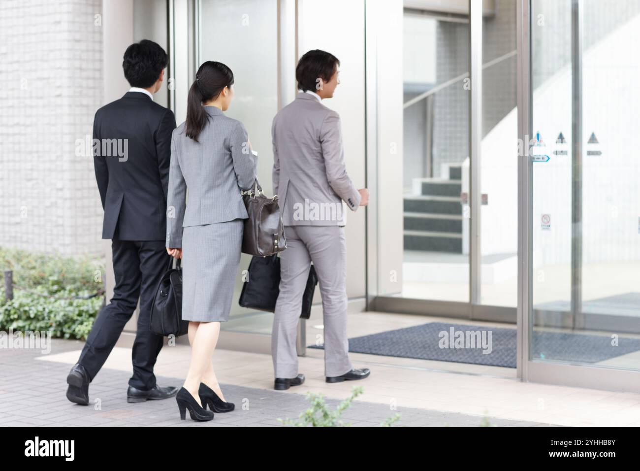 Uomo d'affari e collega che vengono in ufficio Foto Stock