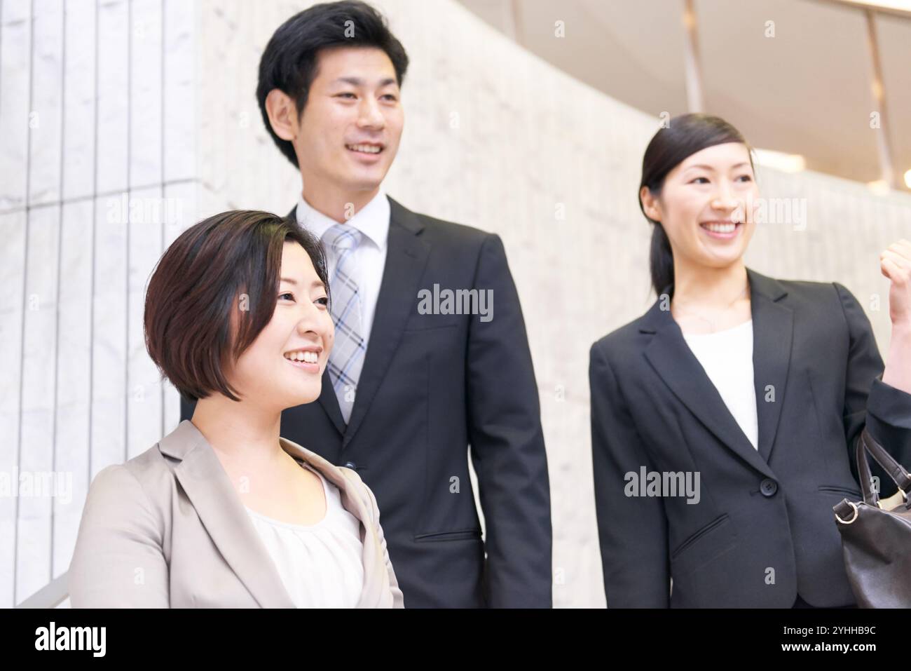 Uomo d'affari e collega che scendono le scale Foto Stock
