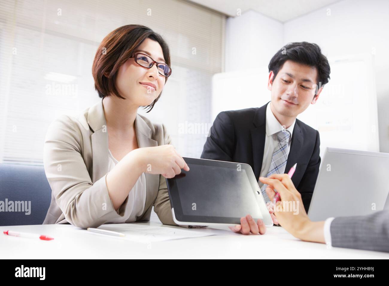 Donna che fa una proposta ad una riunione Foto Stock