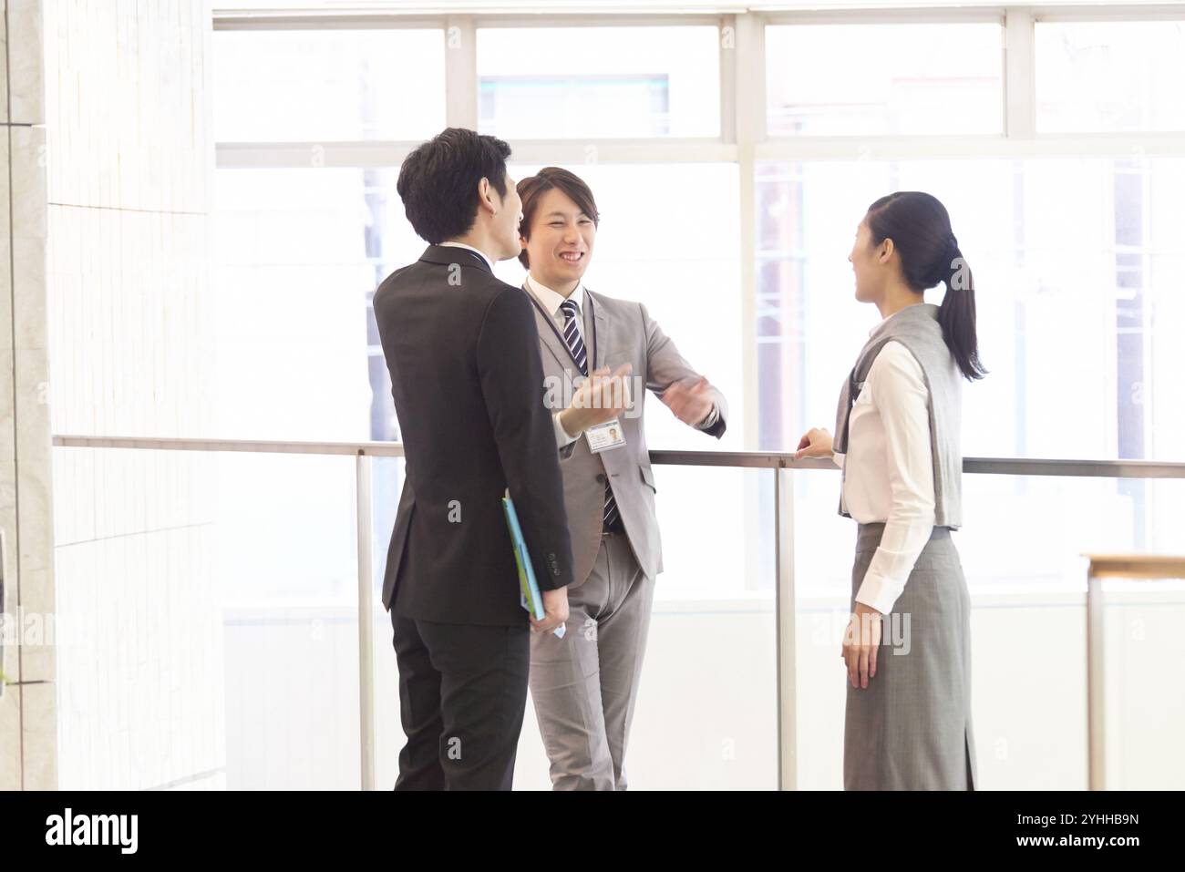 Uomo d'affari e collega che parlano in corridoio Foto Stock