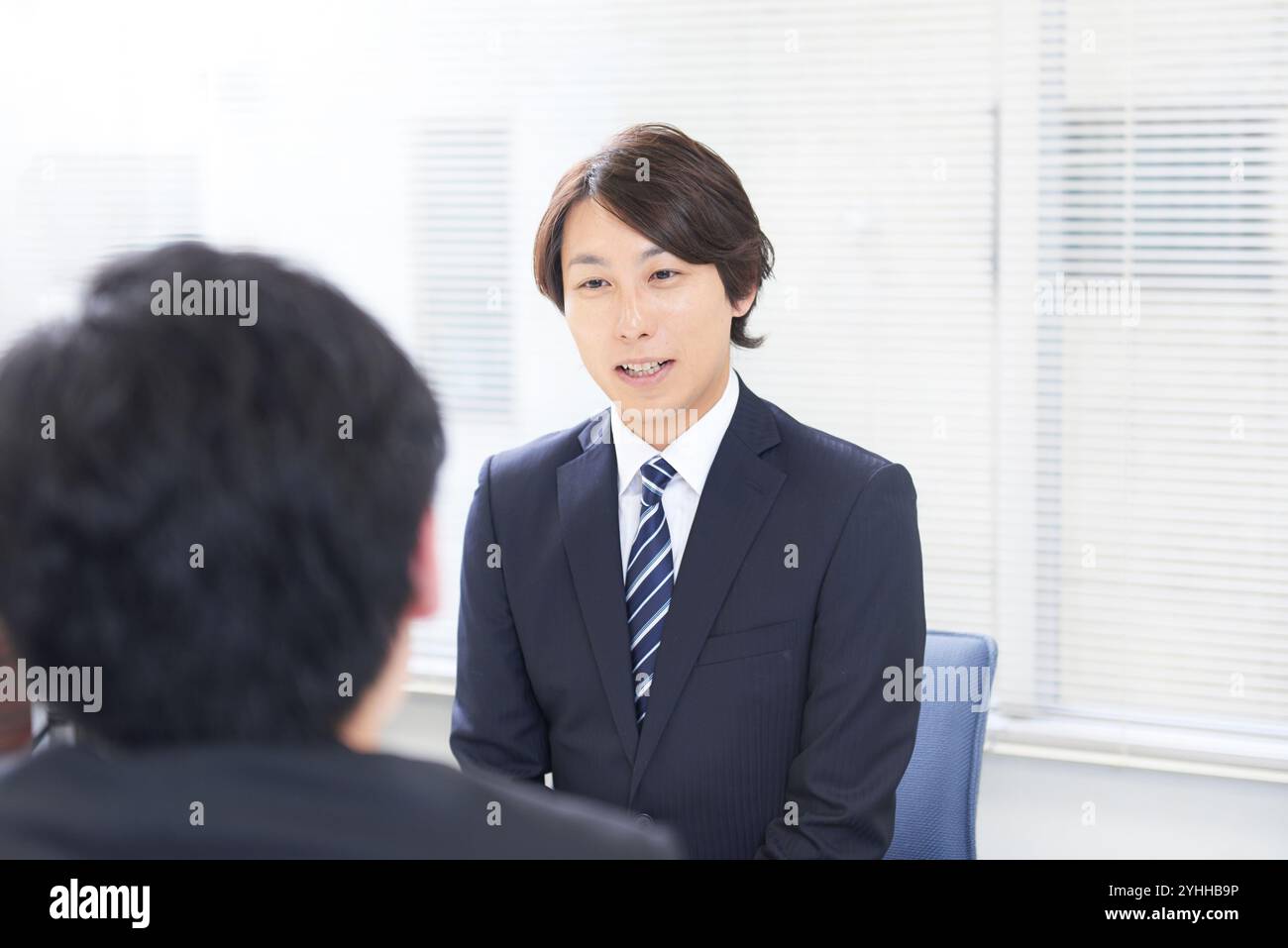 Uomo in una causa di reclutamento che viene interrogato Foto Stock