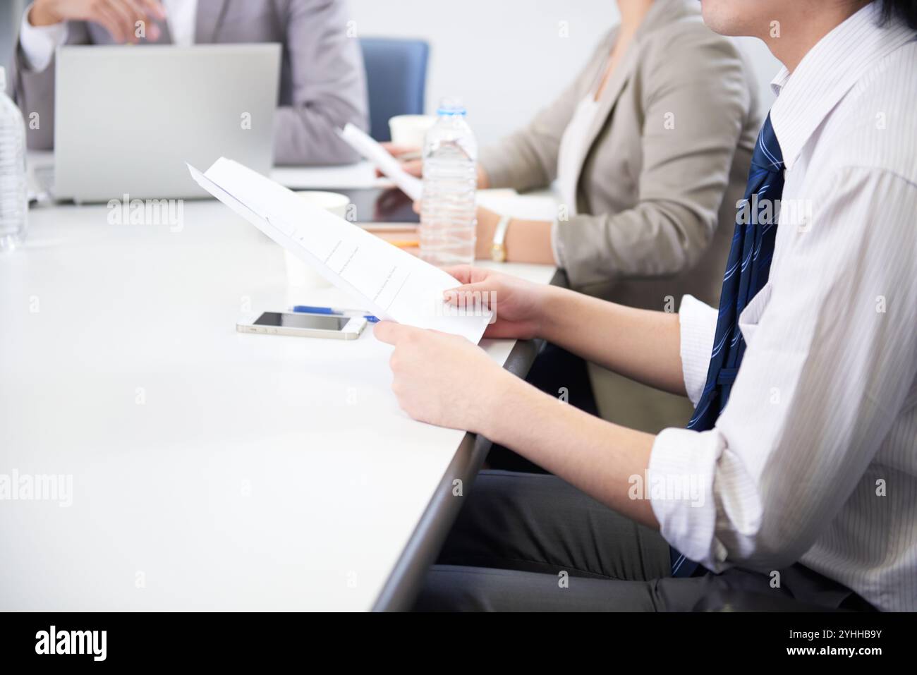 Uomini d'affari e donne che hanno una riunione in compagnia Foto Stock