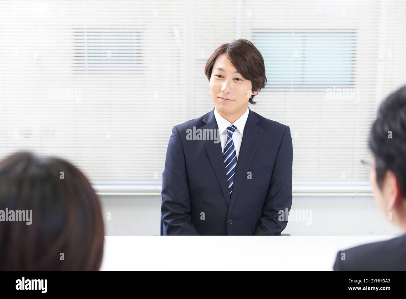 Uomo in una causa di reclutamento che viene interrogato Foto Stock