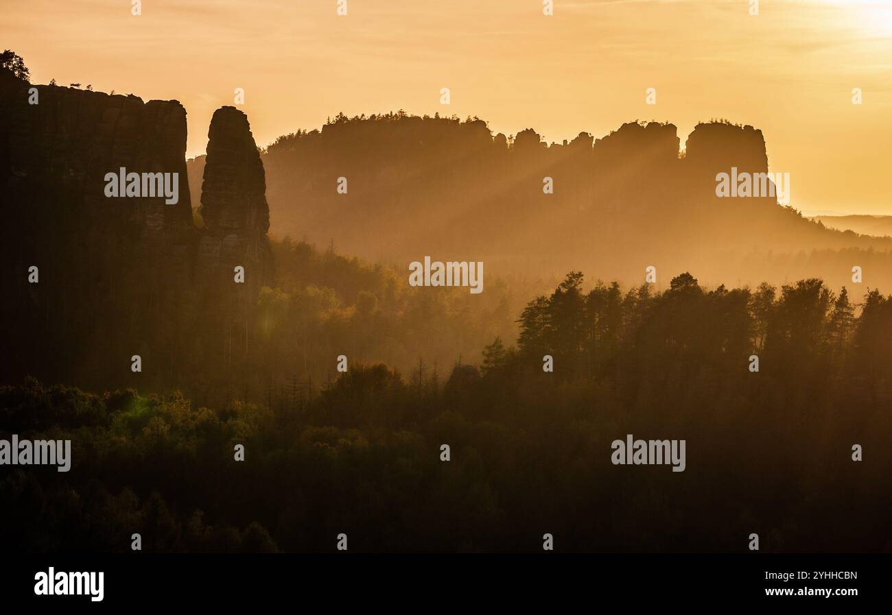 Un tramonto sulle montagne della svizzera sassone in Germania Foto Stock