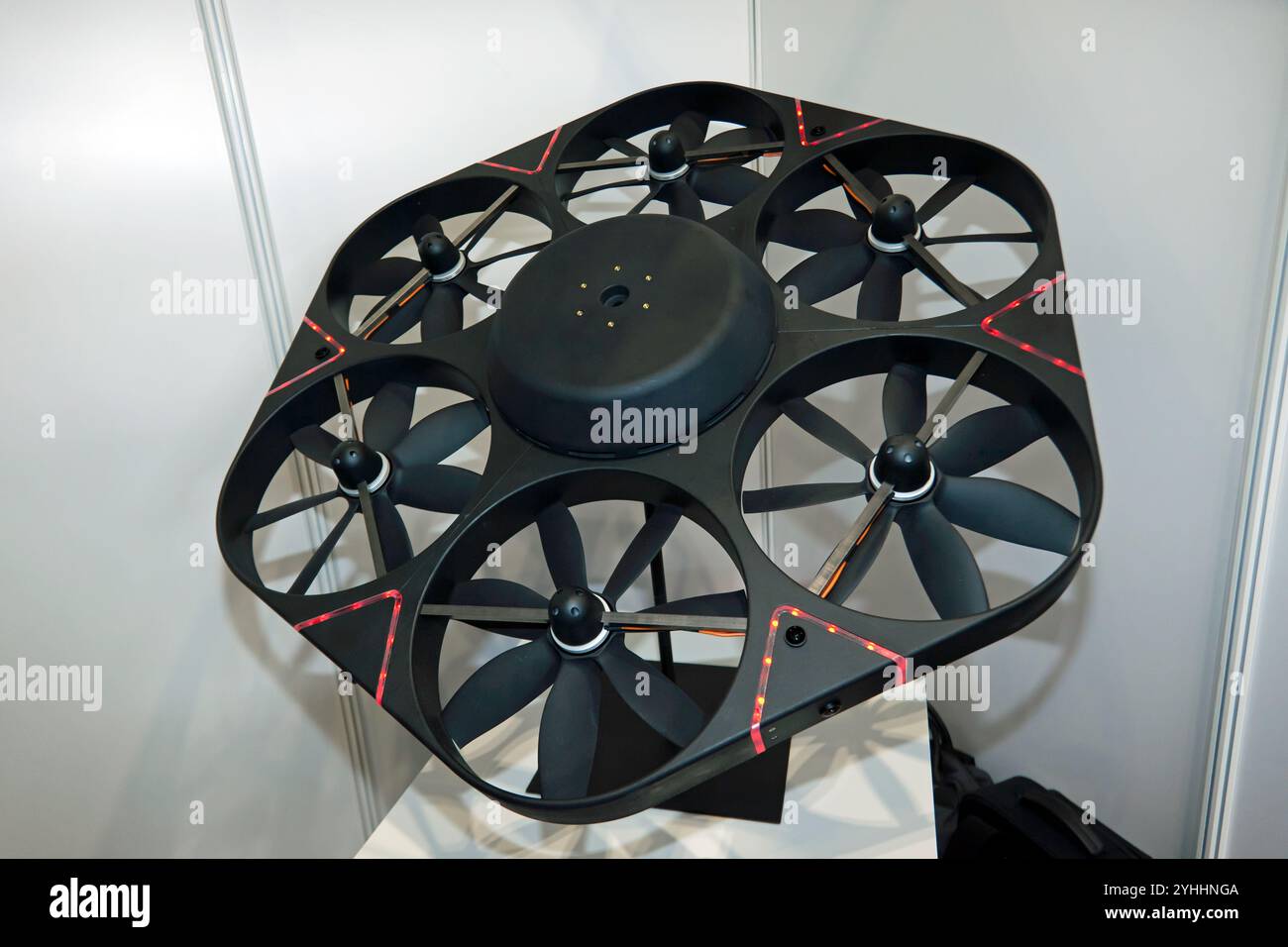 Uno dei 32 droni che formano uno Scura senza equipaggio, sistema di sciame aereo, immagazzinato, distribuito, pulito, e alimentati da una rete di stazioni robotiche remote Foto Stock Uno dei 32 droni che formano uno Scura senza equipaggio, sistema di sciame aereo, immagazzinato, distribuito, pulito, e alimentati da una rete di stazioni robotiche remote Foto Stock