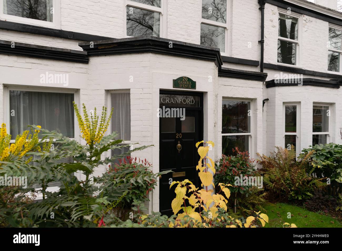 Cranford House, Gaskell Avenue. Finestra della baia della casa a schiera. Knutsford, Cheshire, Regno Unito Foto Stock