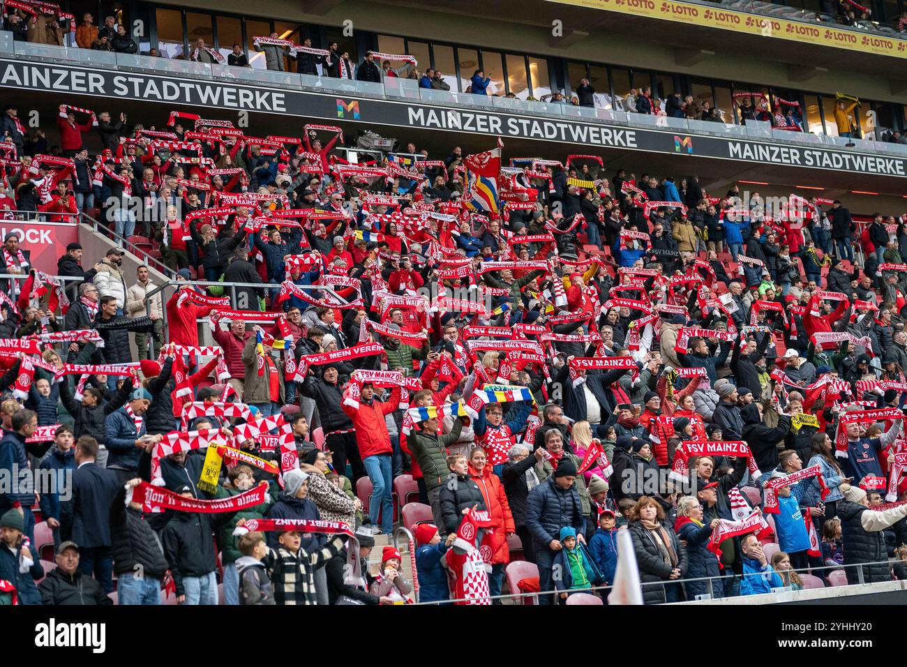 Mainz, Germania. 9 novembre 2024. 09.11.2024, Fussball: 1. Bundesliga, Saison 2024/2025, 10. Spieltag, 1. FSV Mainz 05 - Borussia Dortmund nella der MEWE Arena di Mainz. DAS Mainzer Publikum beim Mitsingen von non camminerai mai da solo. Wichtiger Hinweis: Gemaess den Vorgaben der DFL Deutsche Fussball Liga bzw. Des DFB Deutscher Fussball-Bund ist es untersagt, in dem Stadion und/oder vom Spiel angefertigte Fotoaufnahmen in forma von Sequenzbildern und/oder videoaehnlichen Fotostrecken zu verwerten bzw. verwerten zu lassen. Foto: Kirchner-Media/TH/dpa/Alamy Live News Foto Stock