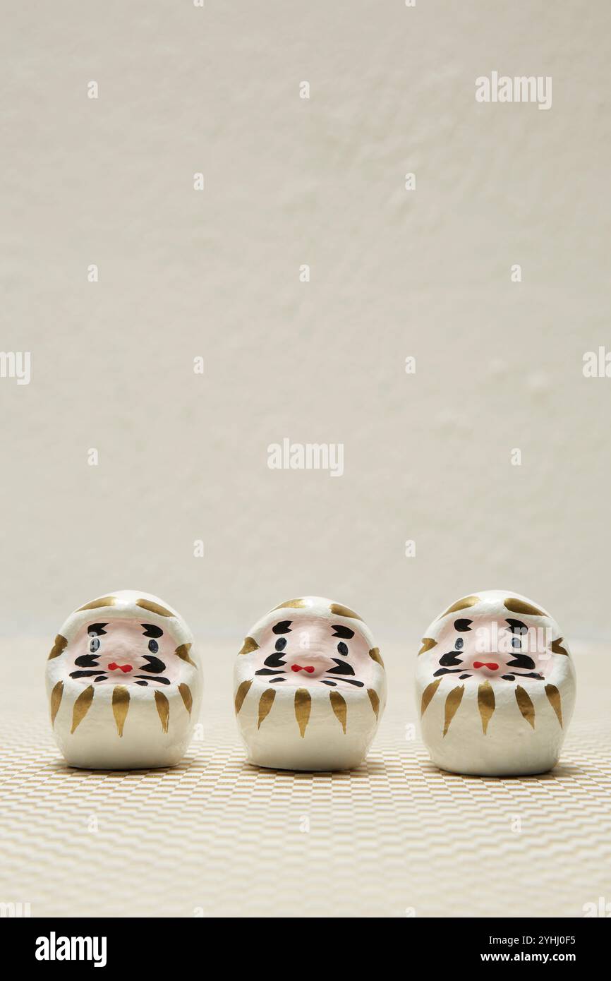3 bambole bianche mini-daruma Foto Stock