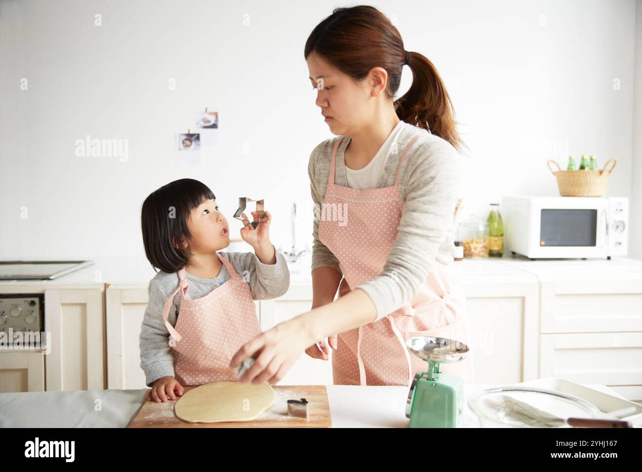 Ragazza che cucina con sua sorella Foto Stock