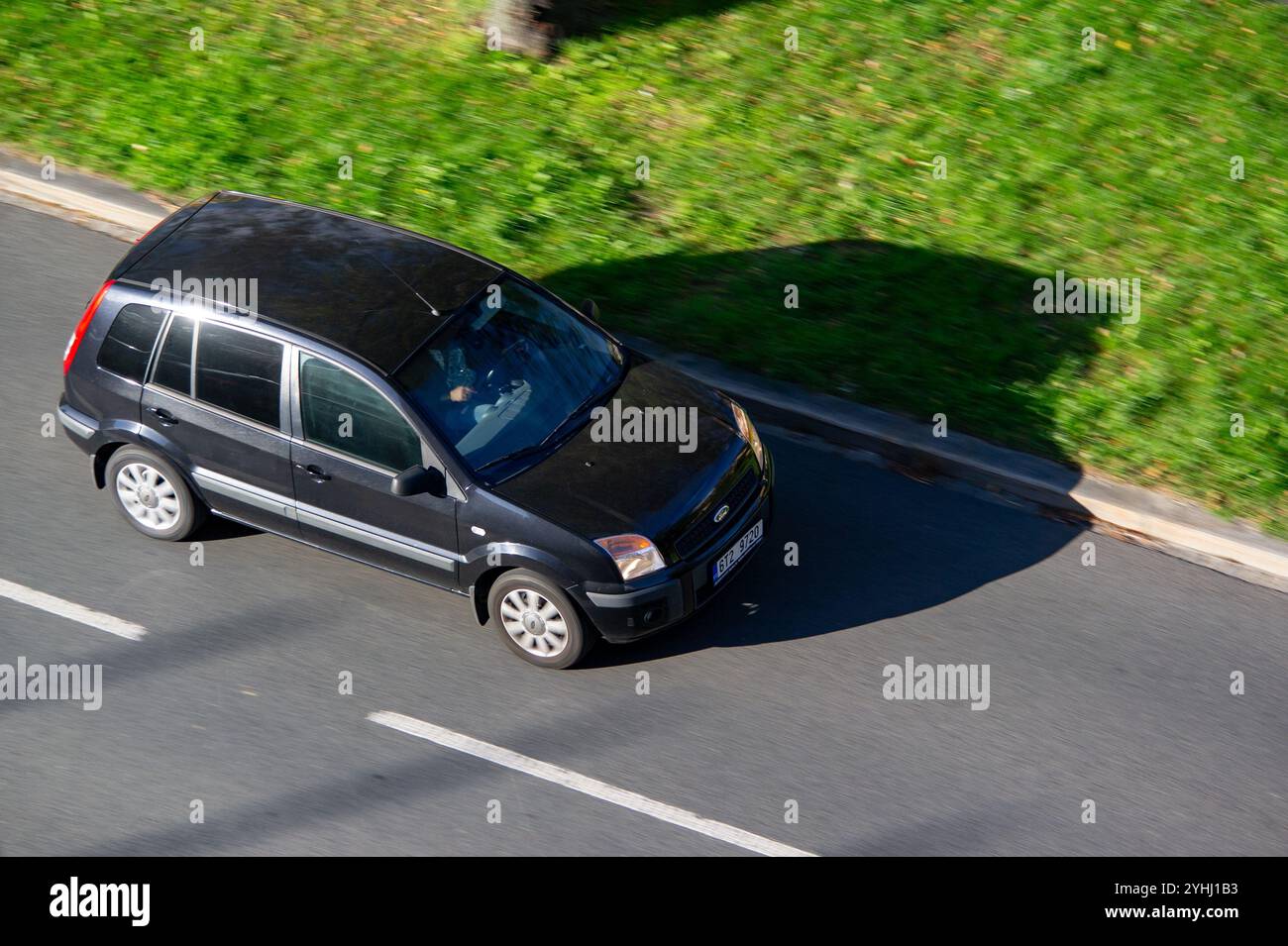 OSTRAVA, CECHIA - 1 OTTOBRE 2024: Auto nera europea della famiglia Ford Fusion MPV, effetto motion blur Foto Stock