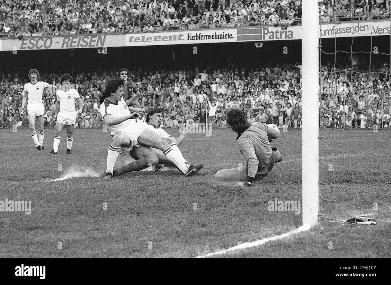 FOTO ARCHIVIO: Thomas ALLOFS avrà 65 anni il 17 novembre 2024, Coppa delle Coppe europee 1979, fortuna Duessledorf-FC Barcelona 2-4 Klaus ALLOFS segna l'1-1, accanto a lui suo fratello Thomas? Foto Stock