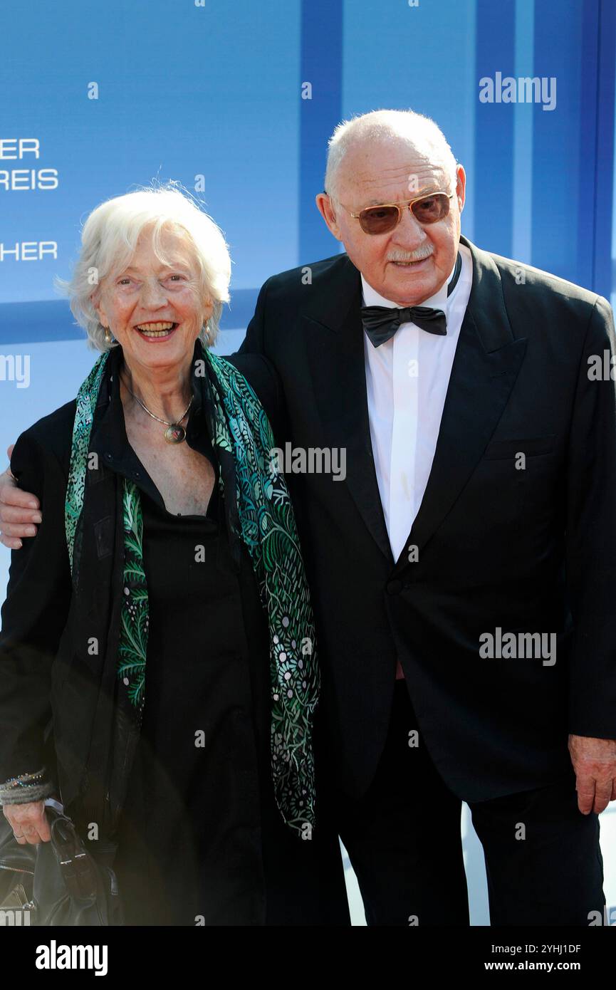 Monaco di Baviera, Germania. 10 giugno 2011. FOTO D'ARCHIVIO: Rolf SCHIMPF avrà 100 anni il 14 novembre 2024, Rolf Schimpf, GER, attore e sua moglie Ilse Zielstorff, mezza figura, mezza figura., Bavarian Television Award 2011, Red Carpet, Red Carpet. 10 giugno 2011. ? SVEN SIMON, Prinzess-Luise-Str.41#45479 Muelheim/Ruhr#tel.0208/9413250#fax 0208/9413260#GLSB ank, conto n.: 4030 025 100, codice bancario 430 609 67#www.SvenSimon.net#e-mail:SvenSimon@t-online.de. Credito: dpa/Alamy Live News Foto Stock