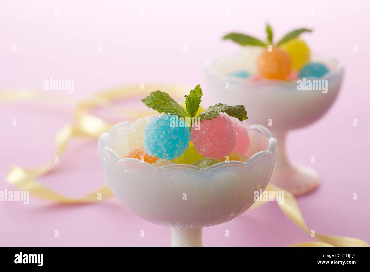 Colorate canne e nastri di caramelle in una ciotola Foto Stock