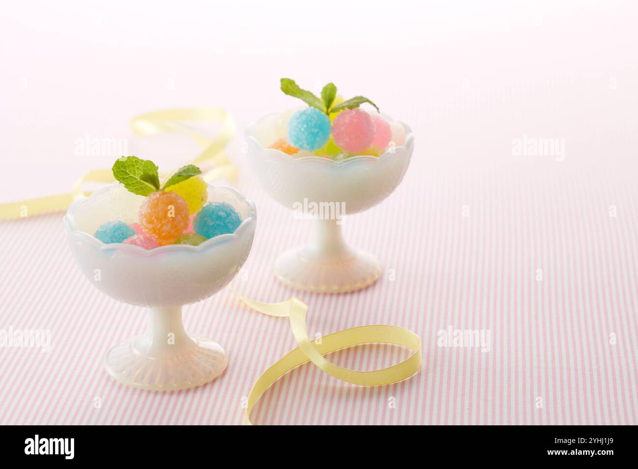 Colorate canne e nastri di caramelle in una ciotola Foto Stock