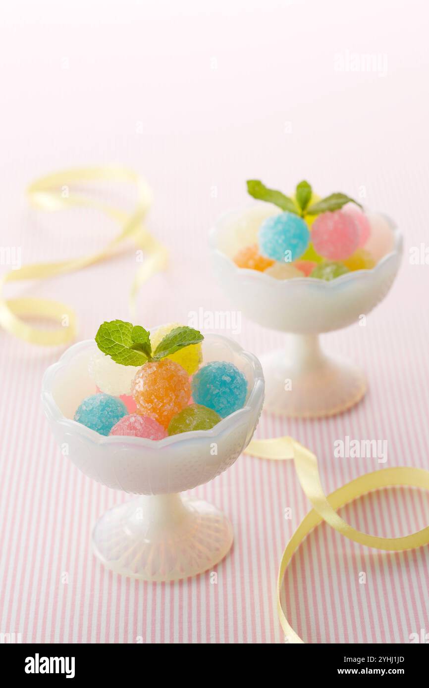 Colorate canne e nastri di caramelle in una ciotola Foto Stock
