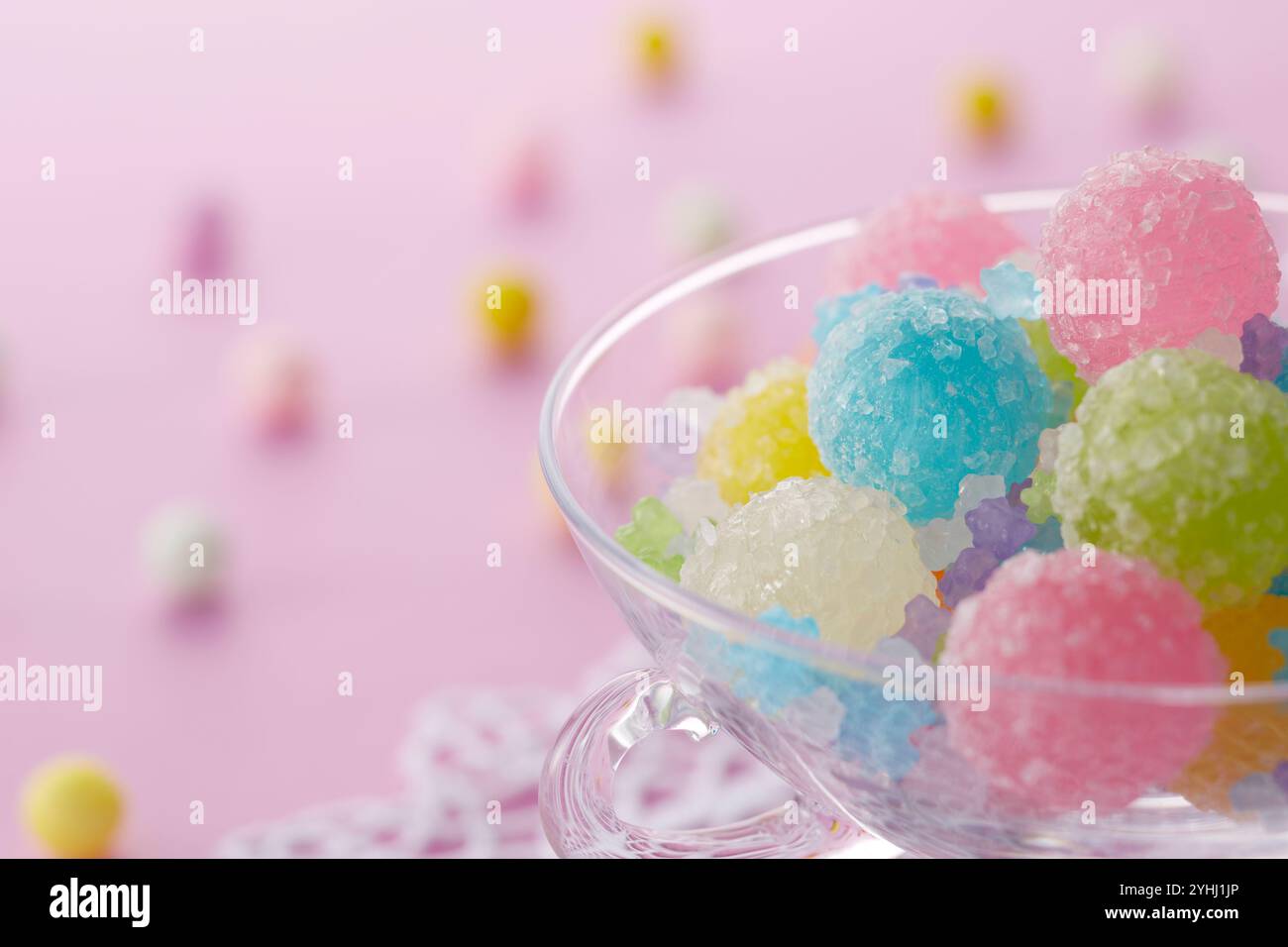 Colorate palline di caramelle e arare in recipienti di vetro Foto Stock