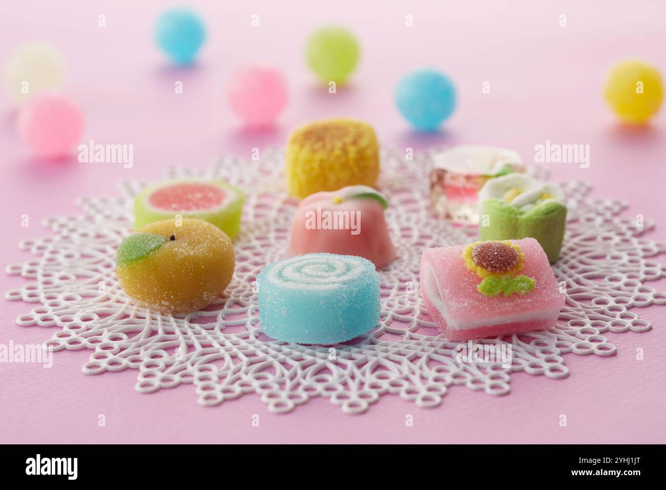 Coloratissimi dolci giapponesi sulle montagne russe in pizzo Foto Stock