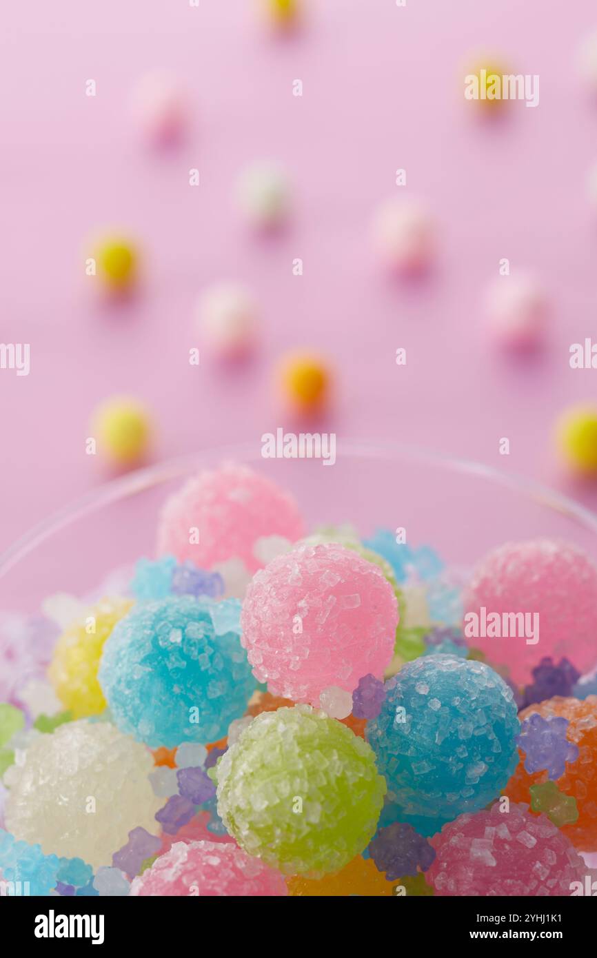 Colorate palline di caramelle e arare in recipienti di vetro Foto Stock