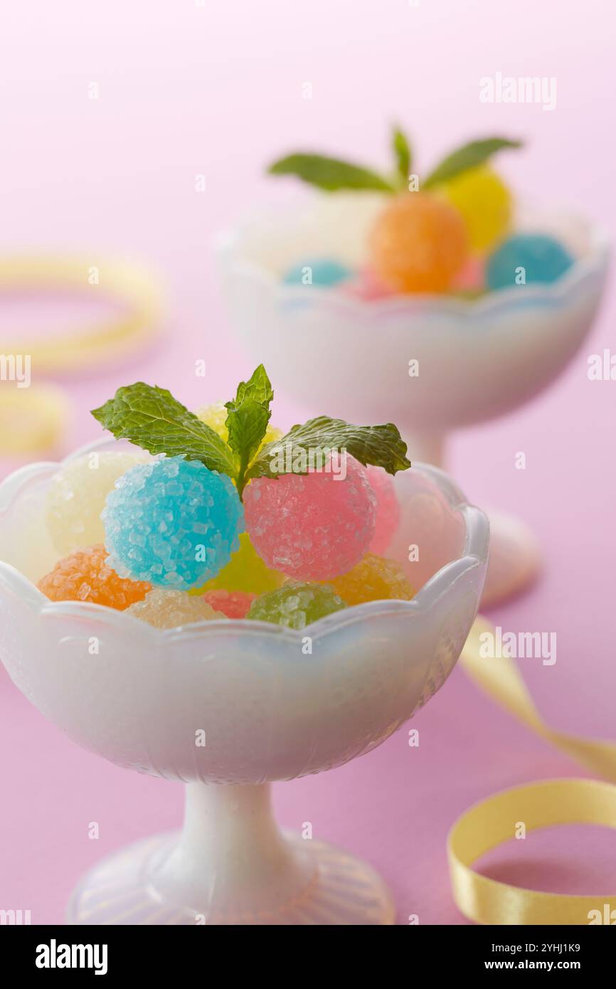 Colorate canne e nastri di caramelle in una ciotola Foto Stock