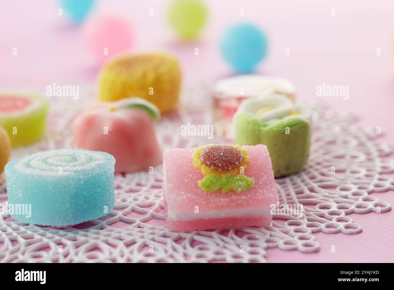 Coloratissimi dolci giapponesi sulle montagne russe in pizzo Foto Stock