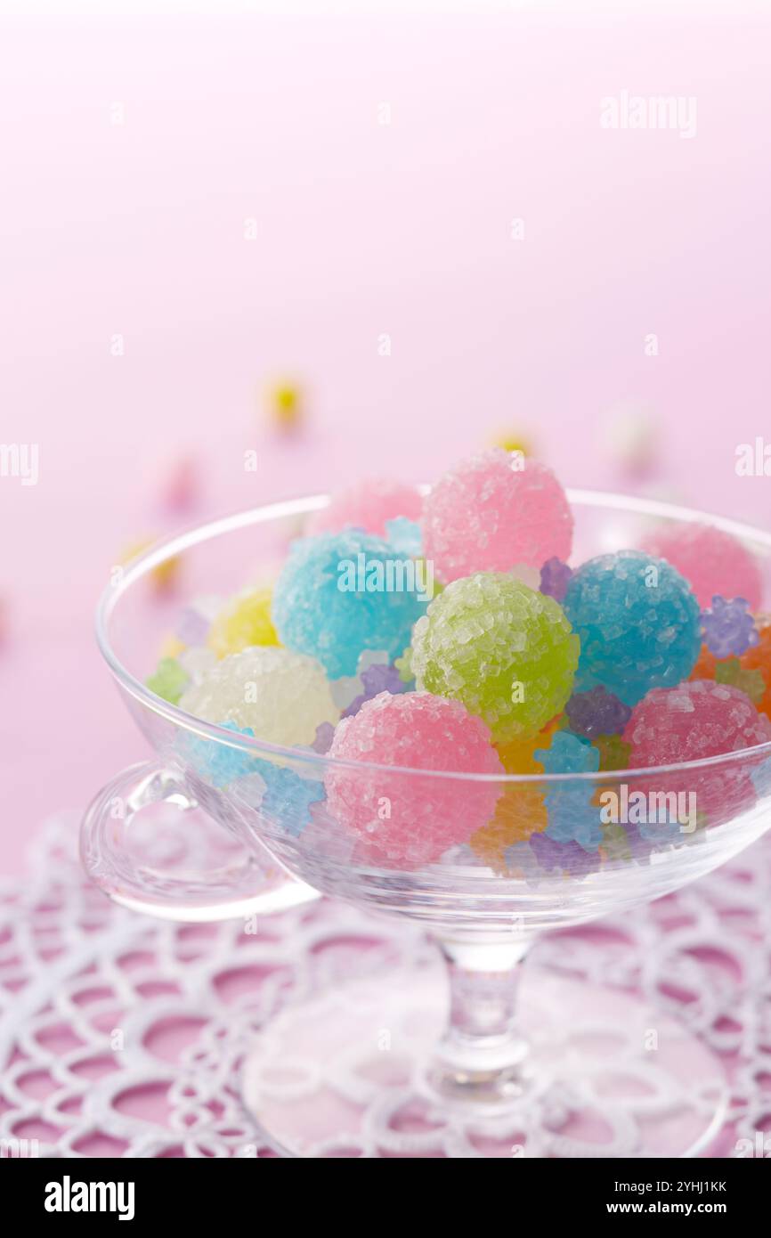 Colorate palline di caramelle e pizzi in recipienti di vetro Foto Stock