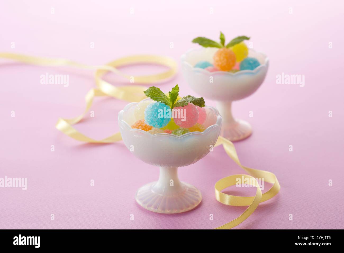 Colorate canne e nastri di caramelle in una ciotola Foto Stock