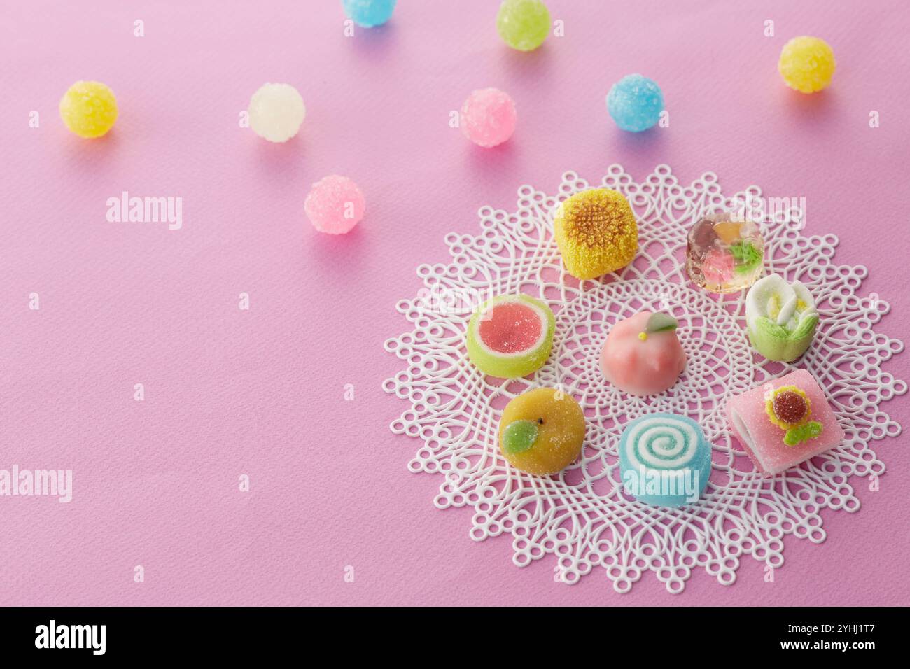 Colorati dolci giapponesi e palline di caramelle sulle montagne russe in pizzo Foto Stock