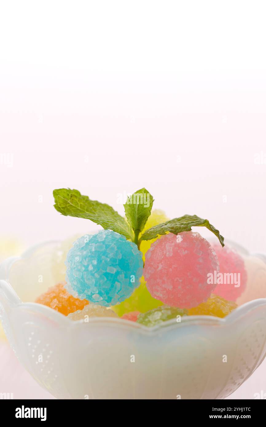 Colorate palline di caramelle in una ciotola Foto Stock