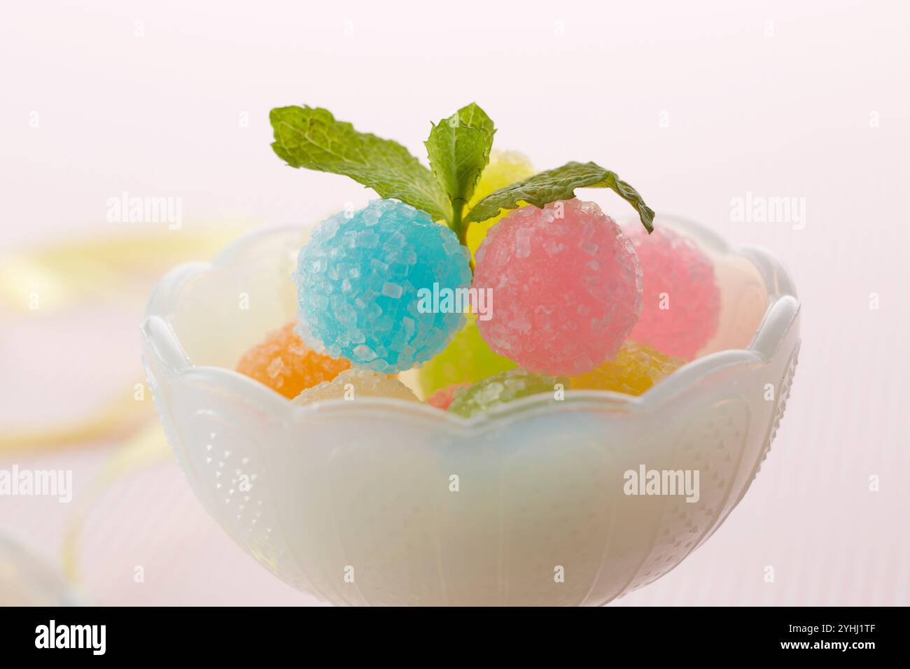 Colorate palline di caramelle in una ciotola Foto Stock