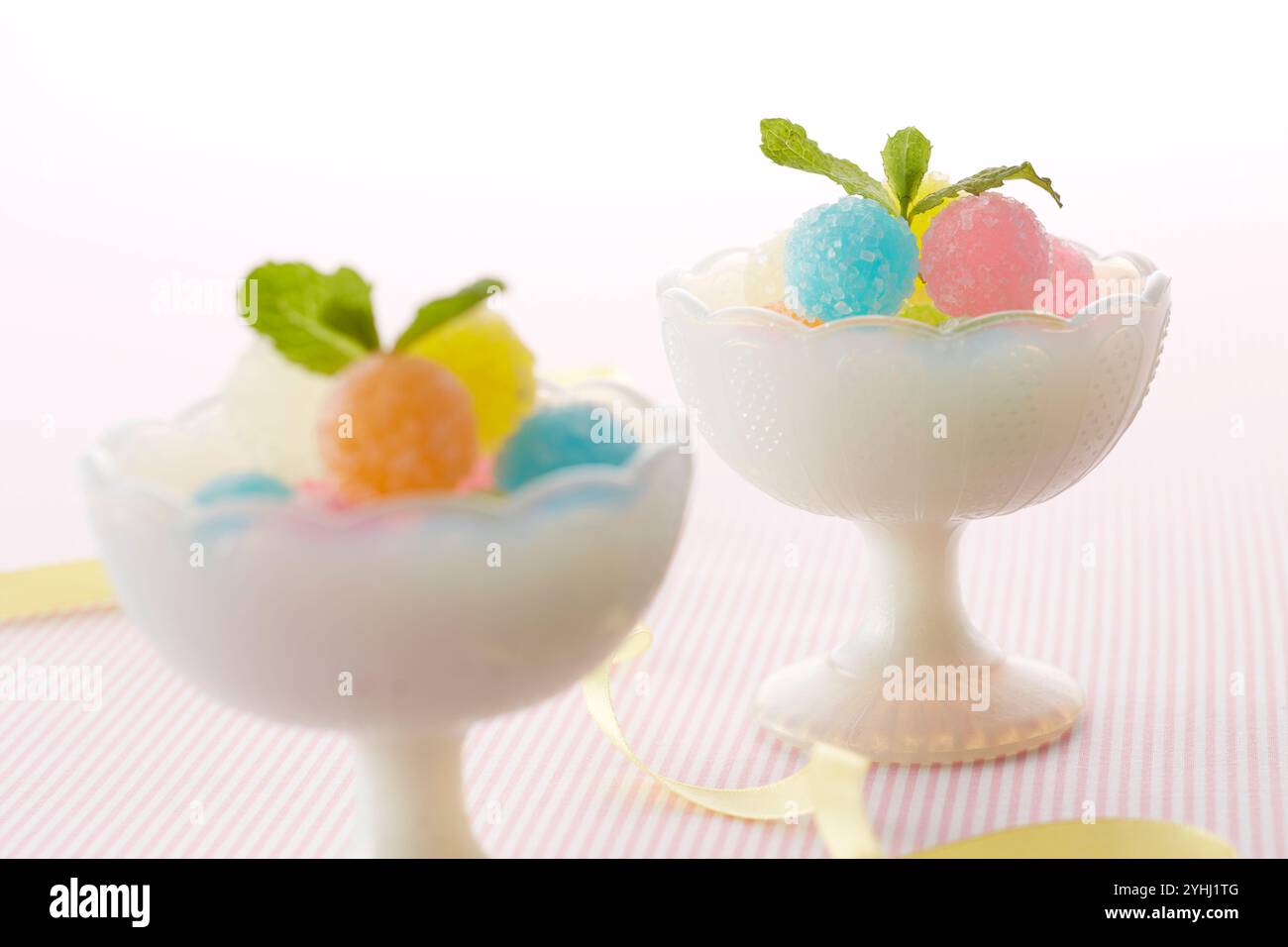 Colorate canne e nastri di caramelle in una ciotola Foto Stock