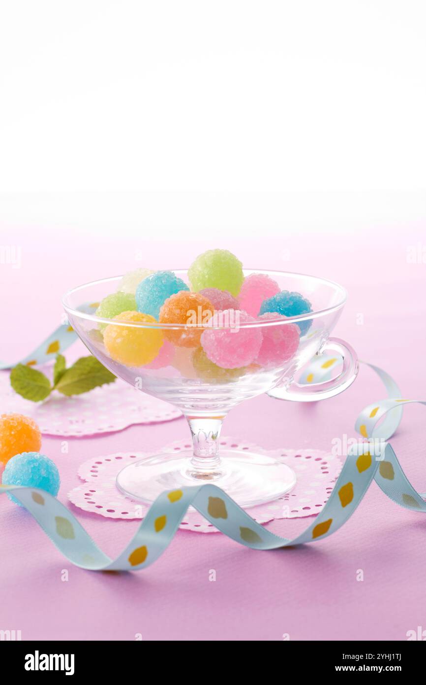 Colorate palline di caramelle in contenitori di vetro Foto Stock