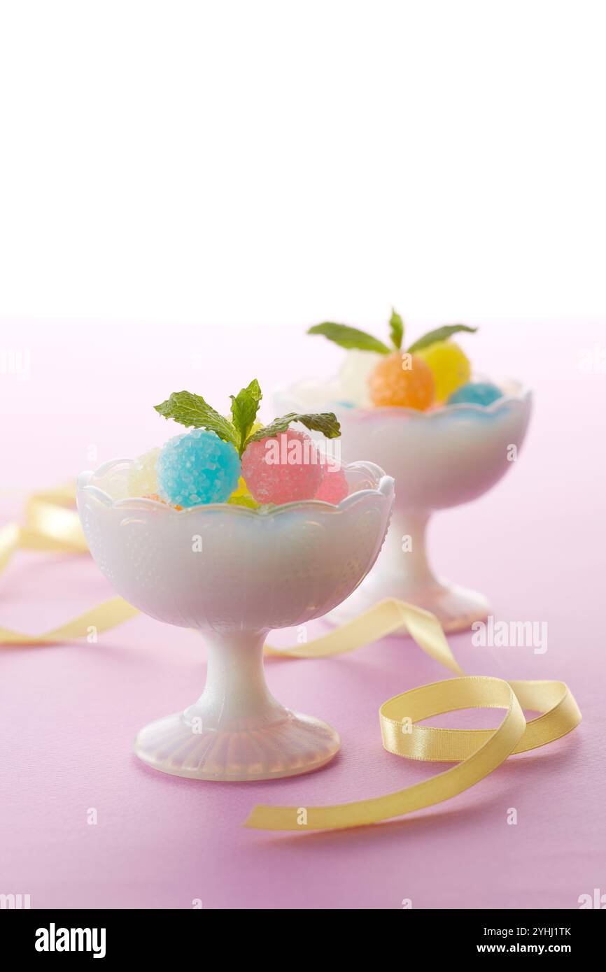 Colorate canne e nastri di caramelle in una ciotola Foto Stock