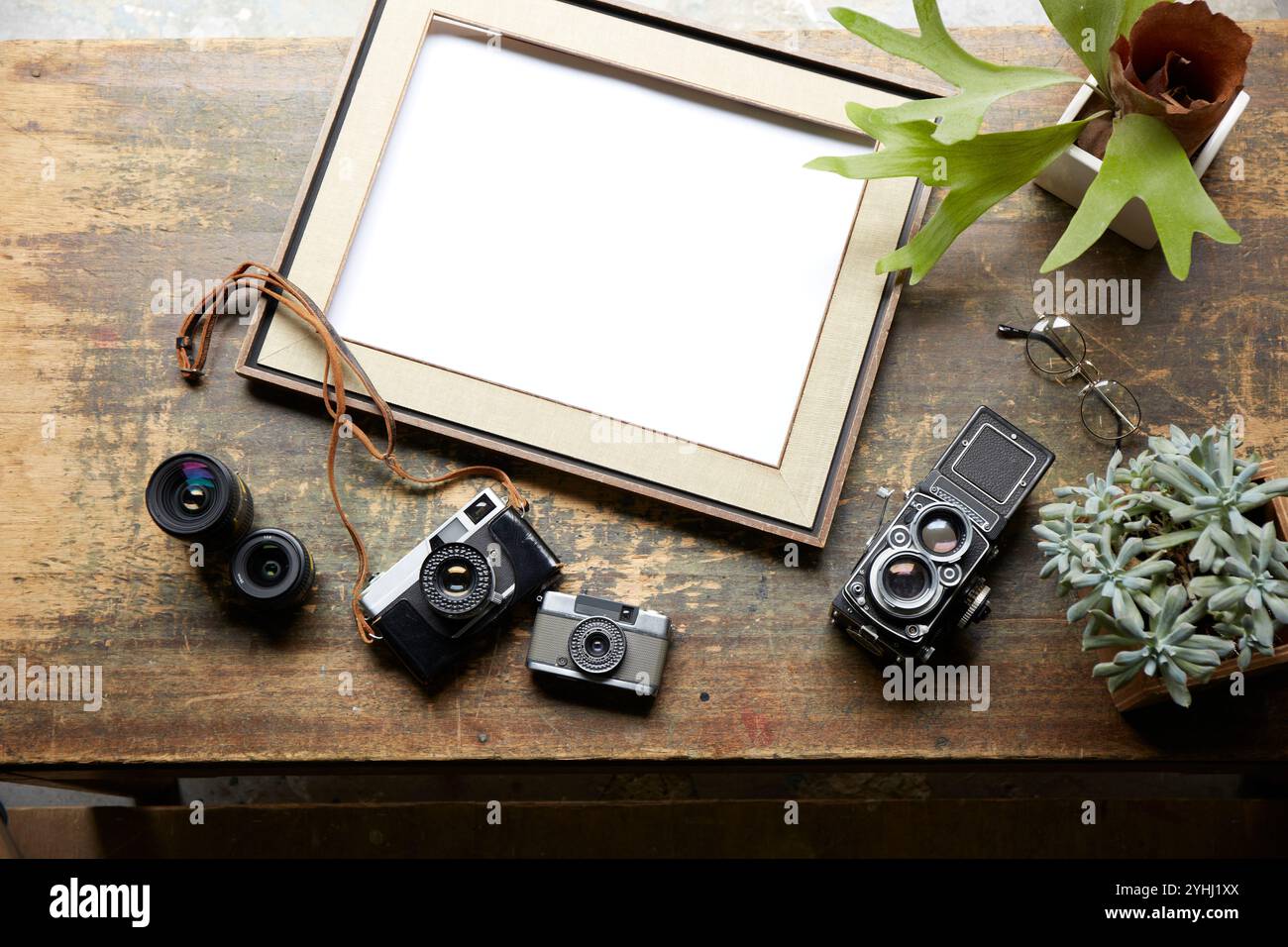 Fotocamera e obiettivo antichi intorno alla fronte Foto Stock