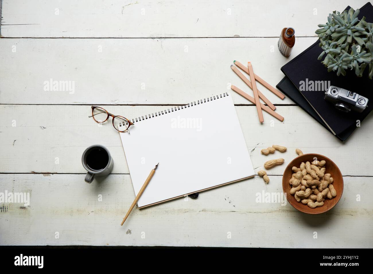 Tentativo di verniciare su un pavimento di legno bianco Foto Stock