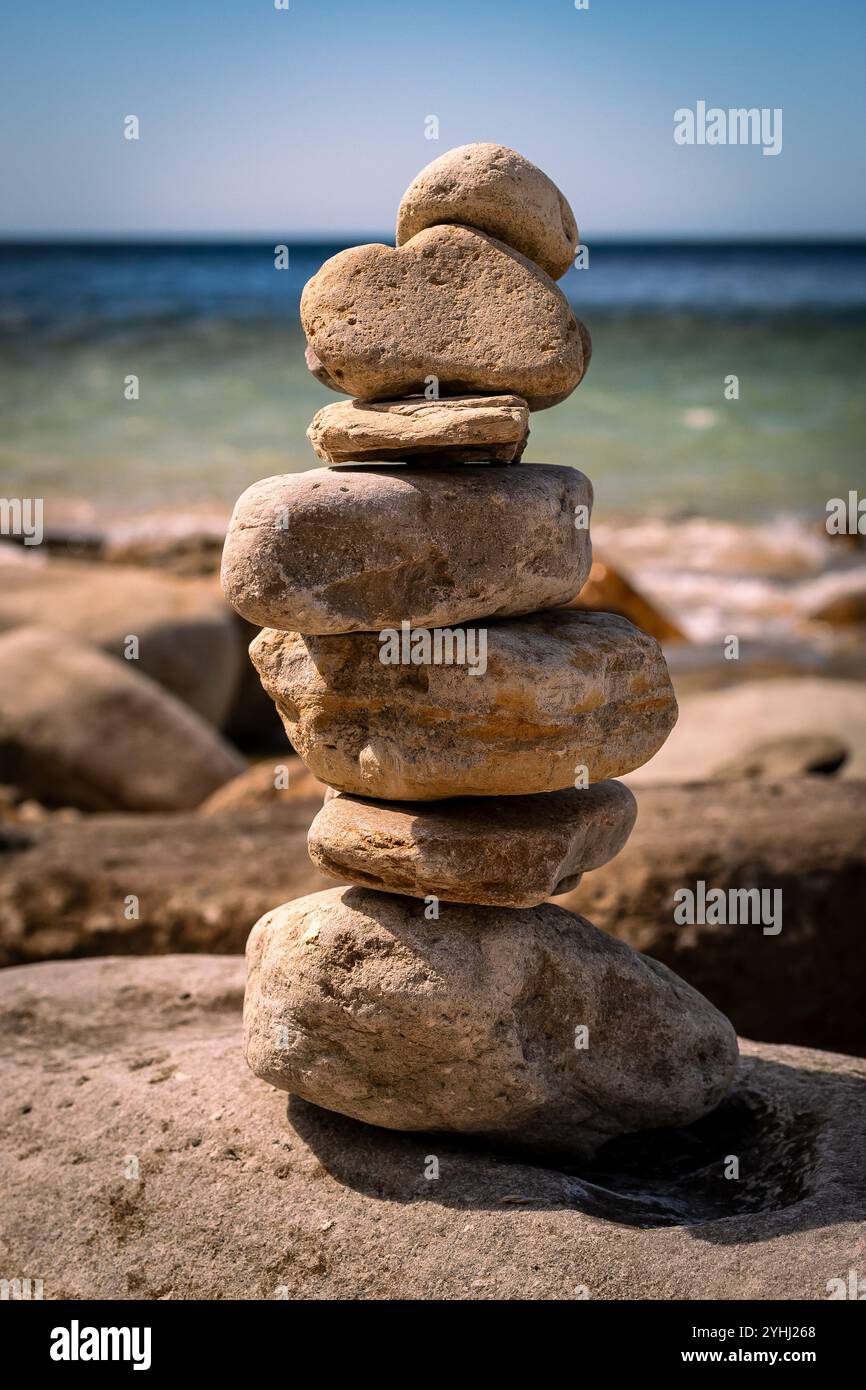 pietre zen sulla spiaggia Foto Stock