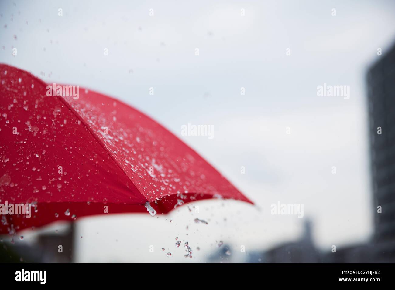 Pioggia volante sull'ombrello Foto Stock