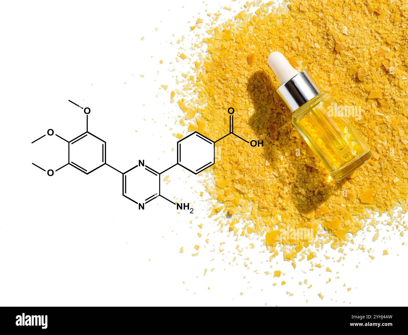 Fiocco di cera di carnauba organica con struttura molecolare e olio essenziale di arancia in flacone contagocce su tavolo da laboratorio bianco. Ingrediente chimico per Cosm Foto Stock
